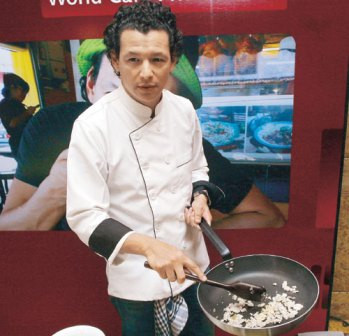 Đầu bếp Bobby Chinn không có trong danh sách ứng cử Đại sứ Du lịch Việt Nam 2014 nhưng lại vừa được bổ nhiệm làm Đại sứ Du lịch Việt Nam tại Châu Âu. Đầu bếp Bobby Chinn không có trong danh sách ứng cử Đại sứ Du lịch Việt Nam 2014 nhưng lại vừa được bổ nhiệm làm Đại sứ Du lịch Việt Nam tại Châu Âu.