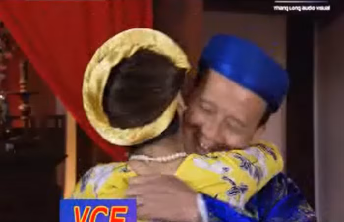 NSƯT Phạm Bằng và NSƯT Kim Oanh trong bộ phim hài Tết Chôn Nhời với bối cảnh diễn ra ở tòa nhà thờ ở làng cổ Đường Lâm. Ảnh Đỗ Doãn Hoàng.