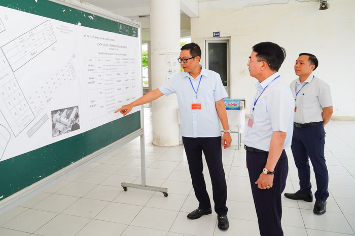 Lãnh đạo Uỷ ban nhân dân thành phố Hải Phòng kiểm tra tại hội đồng thi Trường Trung học phổ thông chuyên Trần Phú (Ảnh: LT) Lãnh đạo Uỷ ban nhân dân thành phố Hải Phòng kiểm tra tại hội đồng thi Trường Trung học phổ thông chuyên Trần Phú (Ảnh: LT)