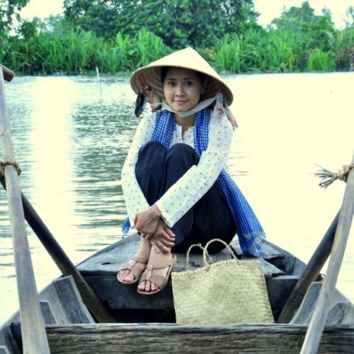 Tường Vi phim "Về quê cưới vợ" với áo bà ba,khăn rằn đã hóa thân thành người con gái sông nước miền tây.