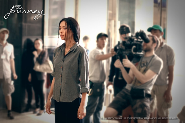 Chia sẻ về quá trình thực hiện bộ phim, "đả nữ" cho biết, bộ phim chỉ dài 30 phút nhưng cô cũng khá vất vả để thể hiện trọn vẹn vai diễn người chị của mình. Ngoài việc phải hóa trang thành cô gái nghèo lam lũ, diễn xuất dưới thời tiết nắng nóng của vùng Tây Nguyên, nữ diễn viên còn có những cảnh quay phải chạy "thục mạng" để lo cho em gái.