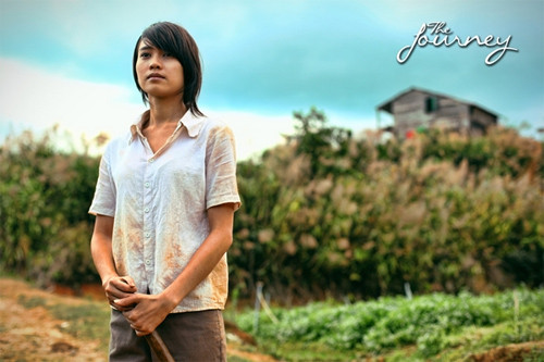 Lan Ngọc hóa thân thành cô bé nghèo sống cùng mẹ và chị ở vùng cao nguyên trong phim ngắn “Hành trình”. Cuộc sống lam lũ, khốn khó cùng với căn bệnh suy tim khiến em phải chật vật giữa lằn ranh của sự sống và cái chết. Một ngày kia, hai chị em quyết định phải vượt lên để thay đổi số phận.