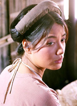 Vậy là sau hàng loạt những giải thưởng giành được từ các liên hoan phim quốc tế Pusan, Fukuoka, Áo lụa Hà Đông một lần nữa vượt biên giới sang tận xứ người - lần này là kinh đô điện ảnh thế giới Hollywood.