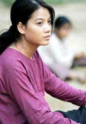 Chấp nhận làm xấu ngoại hình, dầm mưa dãi nắng cùng thời tiết khắc nghiệt của miền Trung hàng tháng trời, ngâm mình trong nước biển để thực hiện những cảnh cào hến, đãi hến; leo núi đá bằng chân không cả ngày trời chỉ cho một cảnh quay vài phút.