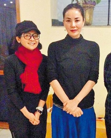Hai thiên hậu Vương Thể Hoa (trái) và Vương Phi cùng chụp ảnh chung trên đường hành hương đến Ấn Độ. Hai thiên hậu Vương Thể Hoa (trái) và Vương Phi cùng chụp ảnh chung trên đường hành hương đến Ấn Độ.