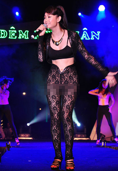 Biểu diễn trên sân khấu trong bộ trang phục gây nhiều tranh cãi vì quá táo bạo (Ảnh: VNE)