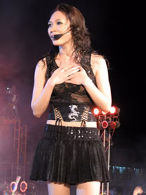 "Họa mi" ướt nhẹp giữa cơn mưa đêm xối xả, trong khi chiếc áo ren mỏng manh không đủ kín đáo để bảo vệ "thân chủ". (Ảnh: vietnamtime)