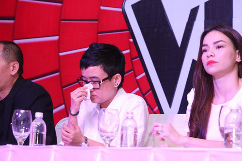 Có người phỏng vấn tôi có tin vào sự ăn năn trong những giọt nước mắt của Phương Uyên? Tôi trả lời rằng tôi không quan tâm chuyện đấy. Tôi đến họp báo chỉ để lấy thông tin thôi. Chứ không phải để coi bi hài kịch. Có người phỏng vấn tôi có tin vào sự ăn năn trong những giọt nước mắt của Phương Uyên? Tôi trả lời rằng tôi không quan tâm chuyện đấy. Tôi đến họp báo chỉ để lấy thông tin thôi. Chứ không phải để coi bi hài kịch.