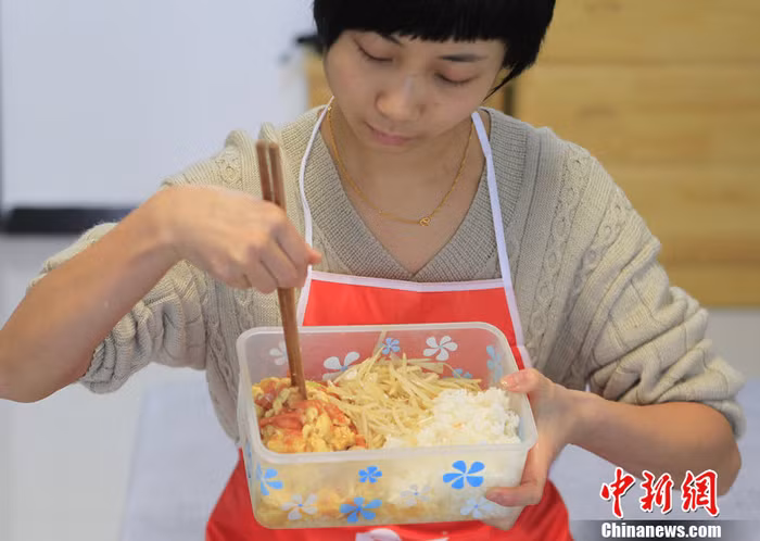 Trước khi đến với môn thể hình, Tào Sương từng là một cô nhân viên kế toán nhỏ nhắn và dễ thương như bao cô gái khác, nhưng tình yêu với thể hình đã dẫn lối cho cô nhân viên kế toán này đến với bộ môn “kiến càng” từ năm 2008. Trước khi đến với môn thể hình, Tào Sương từng là một cô nhân viên kế toán nhỏ nhắn và dễ thương như bao cô gái khác, nhưng tình yêu với thể hình đã dẫn lối cho cô nhân viên kế toán này đến với bộ môn “kiến càng” từ năm 2008.