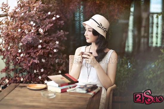 Mái tóc dài lượn sóng, chiếc mũ nan xinh... từ góc nhìn nghiêng này, trông Anna chẳng khác tiểu thư khuê các đất Hà Thành. Mái tóc dài lượn sóng, chiếc mũ nan xinh... từ góc nhìn nghiêng này, trông Anna chẳng khác tiểu thư khuê các đất Hà Thành.