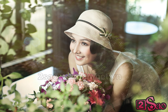 Khuôn mặt thanh tú, chiếc mũi xinh xinh, đôi má lúm đồng tiền rất duyên... tất cả kết hợp tạo cho cô nàng vẻ ngoài thật đặc biệt, cuốn hút. Khuôn mặt thanh tú, chiếc mũi xinh xinh, đôi má lúm đồng tiền rất duyên... tất cả kết hợp tạo cho cô nàng vẻ ngoài thật đặc biệt, cuốn hút.