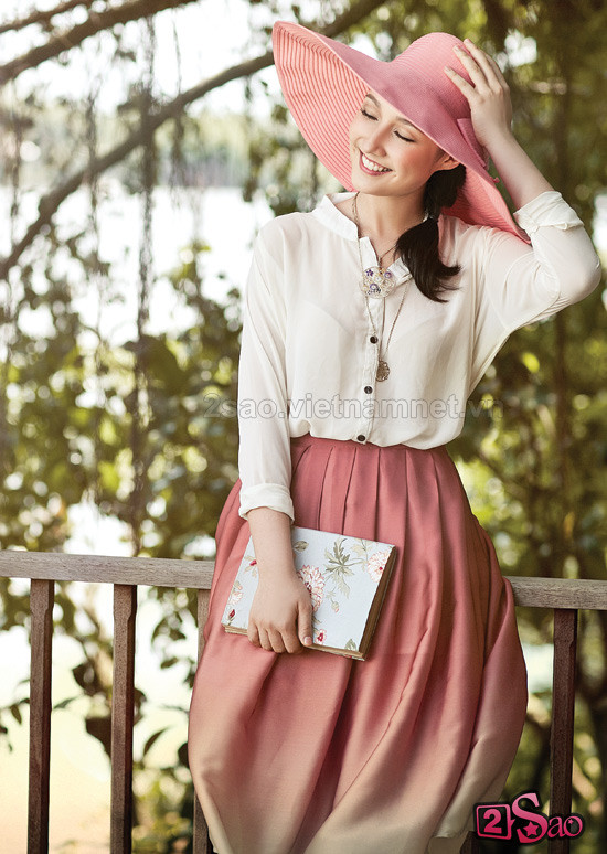 Nụ cười rạng rỡ, tươi tắn cuốn hút mọi ánh nhìn. Nụ cười rạng rỡ, tươi tắn cuốn hút mọi ánh nhìn.