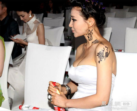 A Đóa với những hình giả xăm khá độc đáo và khoe vòng một tại một sự kiện. A Đóa với những hình giả xăm khá độc đáo và khoe vòng một tại một sự kiện.