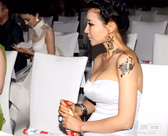 A Đóa với những hình giả xăm khá độc đáo và khoe vòng một tại một sự kiện.