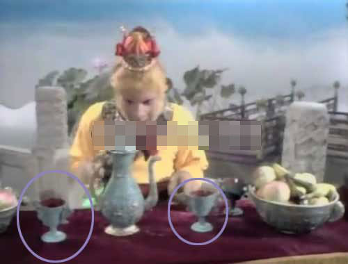 Thoắt cái đến đoạn sau khi hai vị nam và nữ thiên thần bị Tôn Ngộ Không làm phép ngủ say mê mệt, khi Đại Thánh tiếp tục bàn tiệc thì cốc rượu khi nãy bị đổ giờ đã đứng nghiêm chỉnh.