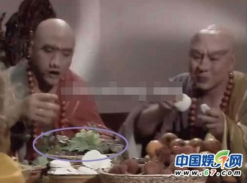Khi Đức Phật Tổ sai hai tôn giả của mình dẫn bốn thầy trò Đường Tăng vào trai phòng ăn uống nghỉ ngơi, khi đó trong âu hoa quả có hẳn một chùm nho lớn.