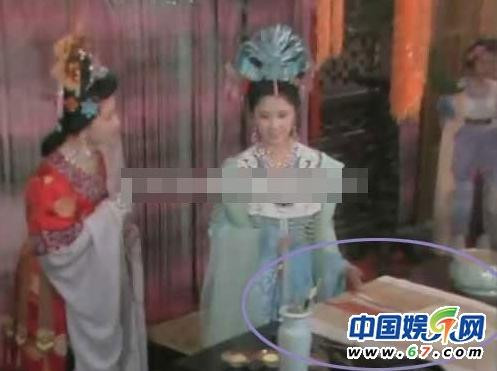 Sang đến cảnh sau thì bức tranh đã ở vị trí ngay ngắn và đã được hoàn thiện. Nhiều vật dụng trên bàn cũng biến đổi khác thường.