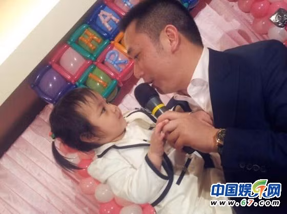 Hoàng Tân và cha Hoàng Hữu Long.