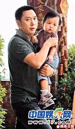 Hình ảnh hai cha con lúc nào cũng gắn bó với nhau như vậy mỗi khi hai người xuất hiện ở nơi công cộng.