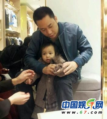 Hoàng Hữu Long ân cần mặc áo cho con gái. Hoàng Hữu Long ân cần mặc áo cho con gái.