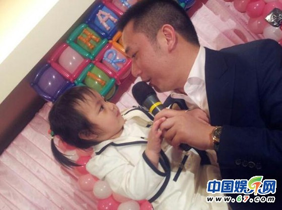 Hoàng Tân và cha Hoàng Hữu Long. Hoàng Tân và cha Hoàng Hữu Long.