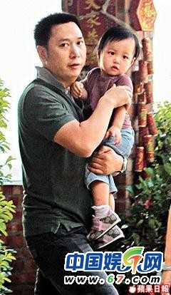 Hình ảnh hai cha con lúc nào cũng gắn bó với nhau như vậy mỗi khi hai người xuất hiện ở nơi công cộng. Hình ảnh hai cha con lúc nào cũng gắn bó với nhau như vậy mỗi khi hai người xuất hiện ở nơi công cộng.