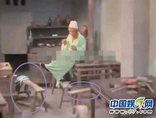 Mỹ Hầu Vương Tôn Ngộ Không trong một phân đoạn khi tiến vào một quán cơm khiến các thực khách ở đây chạy tán loạn trước vẻ ngoài kỳ dị. Khi đó trên màn ảnh xuất hiện hình ảnh hai chiếc ghế với vị trí như trên.