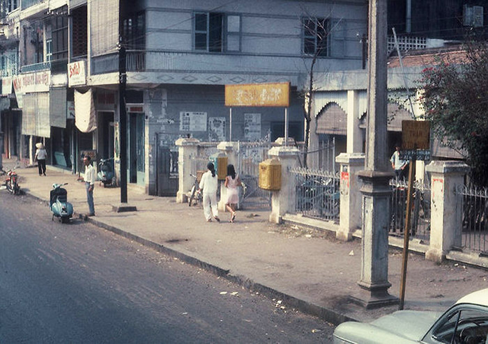 Bưu điện Tân Định gần phía trước nhà thờ Tân Định. Ảnh. Darrel Lang. Bưu điện Tân Định gần phía trước nhà thờ Tân Định. Ảnh. Darrel Lang.