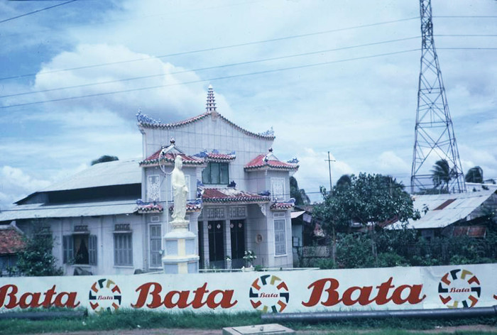 Sài Gòn 1967. Ngôi chùa này không có gì đặc biệt, nhưng vì nó nằm ngay ngã tư Hàng Xanh, là giao lộ quan trọng bậc nhất của Sài Gòn thời bấy giờ, nơi nhiều đoàn quân của Mỹ đi qua nên có rất nhiều hình về địa danh này. Ảnh. Rich Lemonds.