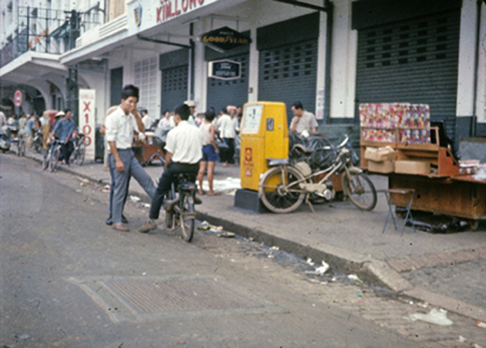 Chợ trời ở Sài Gòn. Bộ sưu tập ảnh của. Darryl Henley.