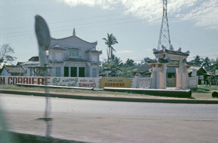 Chùa Phước Viên - ngã tư Hàng Xanh. Ảnh..Darryl Henley.