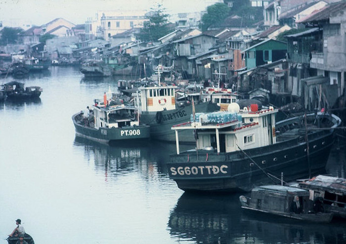 Kênh Bến Nghé. Ảnh. Darrel Lang. Kênh Bến Nghé. Ảnh. Darrel Lang.