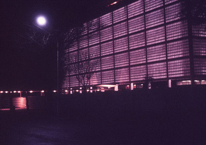 Đại sứ quán Mỹ về đêm. Ảnh. Darrel Lang. Đại sứ quán Mỹ về đêm. Ảnh. Darrel Lang.