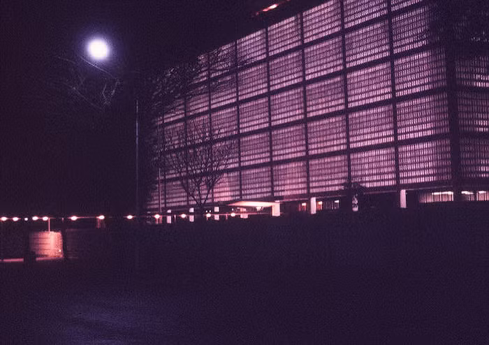 Đại sứ quán Mỹ về đêm. Ảnh. Darrel Lang.