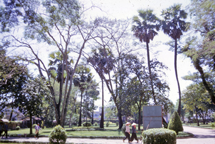 Khu vực Lăng Lê Văn Duyệt (hay còn gọi là Lăng ông bà Chiểu), nằm ở góc đường Đinh Tiên Hoàng - Phan Đăng Lưu, Quận Bình Thạnh, TP.HCM.