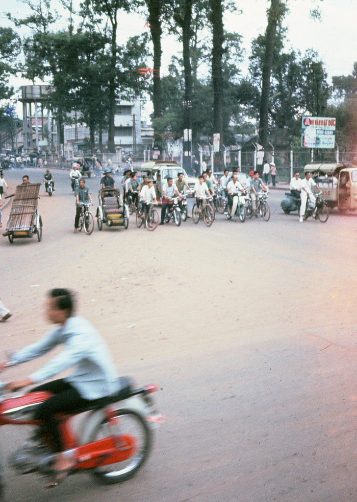 Gần ngã 3 Chi Lăng - Nguyễn Văn Học,nay là Phan Đăng Lưu - Nơ Trang Long.