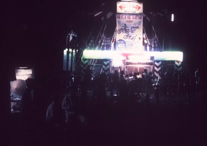 Gánh xiếc mô tô bay. Ảnh. Darrel Lang.