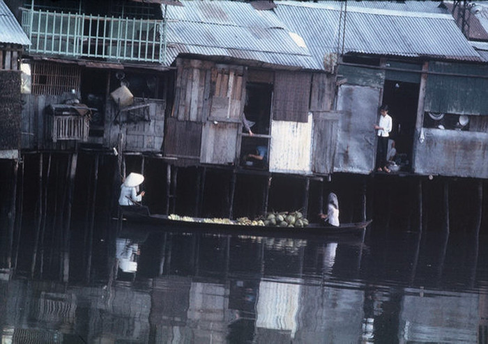Xóm nhà sàn kênh nước đen. Ảnh. Darrel Lang. Xóm nhà sàn kênh nước đen. Ảnh. Darrel Lang.