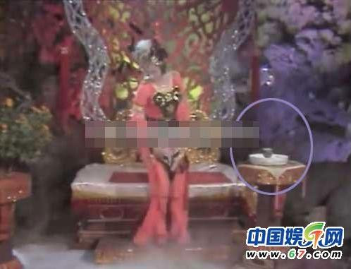 Đến cảnh khi Thiết Phiến công chúa nghe thấy có âm thanh lạ phát ra từ trong bụng thì khán giả tinh mắt mới để ý thấy chiếc bình trà trên bàn cũng đã không cánh mà bay, cảnh này cũng lặp đi lặp lại trên màn ảnh đến mấy lần liền.