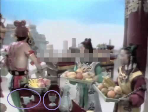 Một cảnh trong tập "Tề Thiên Đại Thánh đại náo Thiên cung", lúc đó Tôn Ngộ Không hóa thành người tí hon, rượu thịt chén no say, bị hai vị tiên nhà trời phát hiện và tóm bắt, không may một cốc rượu bị đổ nhào ra phía mép bàn.