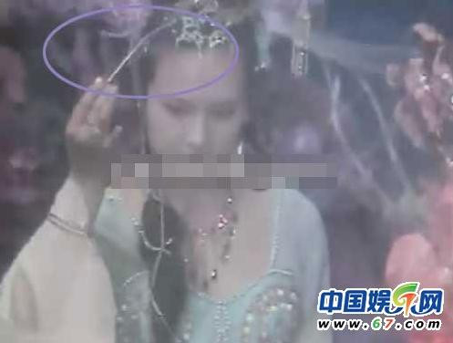 Tôn Ngộ Không và Trư Bát Giới xuống Long cung để lấy lại ngọc xá lợi bị Cửu đầu trùng lấy cắp trên bảo tháp, khi đó công chúa động Bích Ba đã dùng cây trâm độc trên đầu nhằm hạ độc hai huynh đệ họ Tôn, lúc này cây trâm có dạng hình cong.