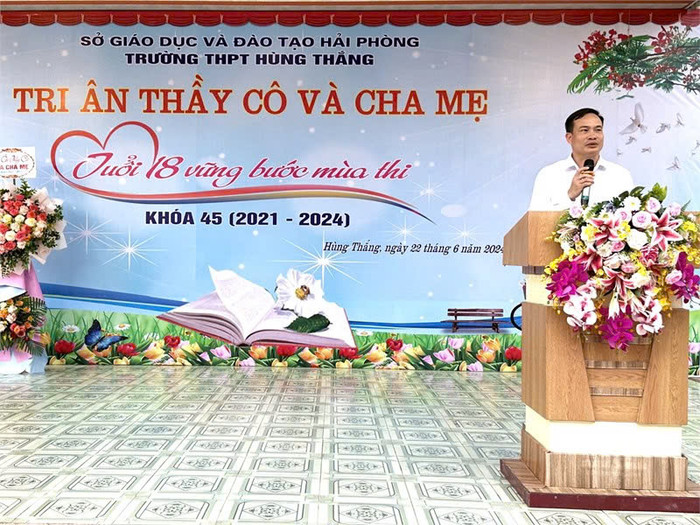 Thầy Vũ Văn Chiến - Hiệu trưởng Trường Trung học phổ thông Hùng Thắng. (Ảnh: website nhà trường) thay-hung-1.jpg