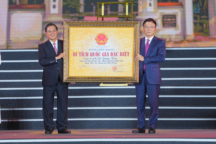 Phó thủ tướng Chính phủ Lê Thành Long dự và trao Bằng xếp hạng Di tích quốc gia đặc biệt Cụm di tích Từ Lương Xâm- Căn cứ bản doanh của Ngô Quyền năm 938 cho thành phố Hải Phòng. (Ảnh: ĐT) le-hoi-tu-luog-xam-1.jpg