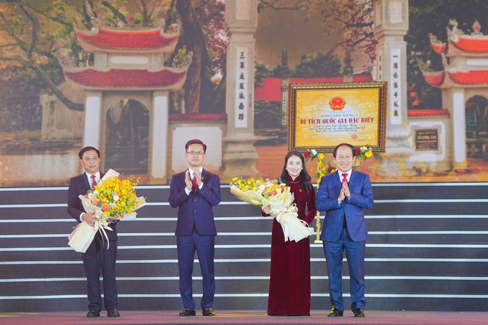 Ông Lê Tiến Châu - Bí thư Thành uỷ Hải Phòng tặng hoa chúc mừng Đảng bộ, chính quyền và Nhân dân quận Hải An (Ảnh: ĐT) le-hoi-tu-luog-xam-3.jpg