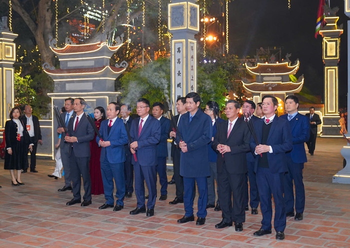 Các đồng chí lãnh đạo làm lễ dâng hương tại cụm di tích (Ảnh: ĐT) le-hoi-tu-luog-xam-8.jpg