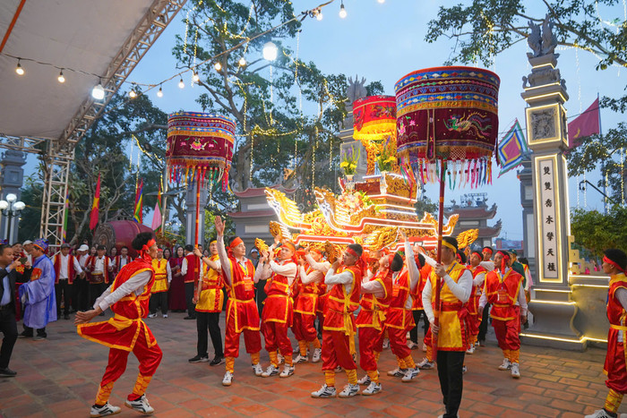 Nét độc đáo nhất của lễ rước là khi đi ngang qua khu vực Tượng đài Đức Vương Ngô Quyền, phu kiệu hò reo biểu diễn màn “kiệu bay”. le-hoi-tu-luog-xam-9.jpg