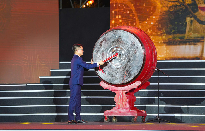 Ông Nguyễn Anh Tuấn - Chủ tịch Ủy ban nhân dân quận Hải An đánh trống khai mạc Lễ hội truyền thống Từ Lương Xâm năm 2025. (Ảnh: ĐT) le-hoi-tu-luog-xam-5.jpg