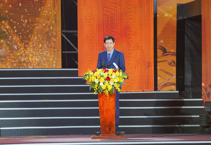 Thứ trưởng Bộ Văn hóa, Thể thao và Du lịch Hồ An Phong phát biểu tại buổi lễ đón nhận Bằng xếp hạng di tích quốc gia đặc biệt (Ảnh: ĐT) le-hoi-tu-luog-xam-6.jpg