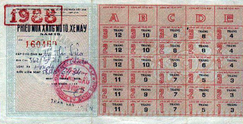 Phiếu mua xăng mô tô, xe máy. Phiếu này được mua theo mệnh giá lít ghi trên phiếu.