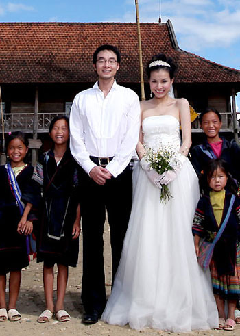 Hoa hậu Hoàn vũ Việt Nam 2008 Nguyễn Thùy Lâm, cô sinh năm 1987, cao 1,70 m với các số đo 85 - 62 - 89. Ngoài vương miện, Nguyễn Thùy Lâm còn được được trao giải Hoa hậu Tài năng, Hoa hậu ứng xử hay nhất và Thí sinh được khán giả yêu thích nhất.